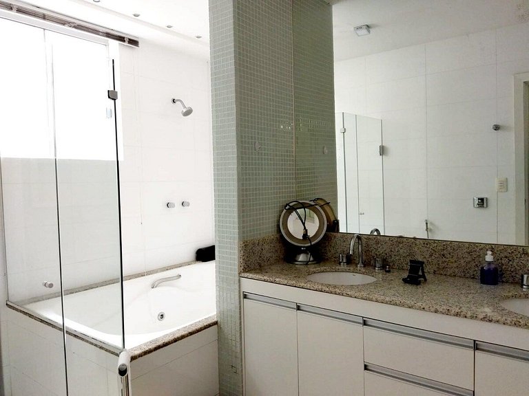 Casa Modernista | Piscina Climatizada y Spa | 5 Suites | Lag